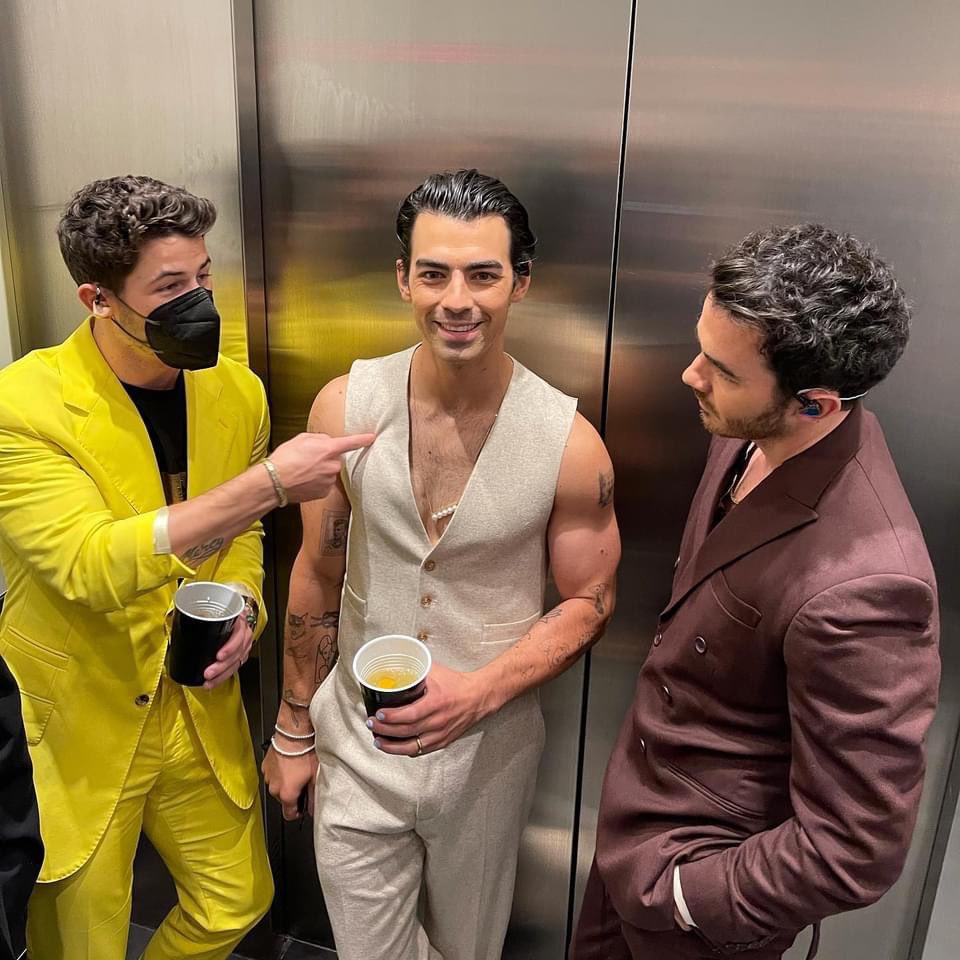 bestofjoej's tweet photo. jonas brothers,  2021 🔆 https://t.co/zvFOApa54q