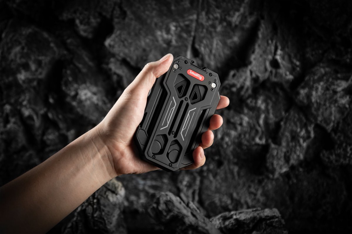 SmallRig_Japan's tweet photo. 🔥🔥🔥プロプロ！
SmallRig FoldP10電話ケージ-新しいiPhone13に最適
✨サイバーパンクスタイル、独創的なデザイン
✨簡単な撮影のためのワイヤレス制御
✨��広いアプリケーションと滑り止めの丈夫
＃iphone13 #phonecage #photography #cameraphone #cyberpunk https://t.co/2axLPRY2AO