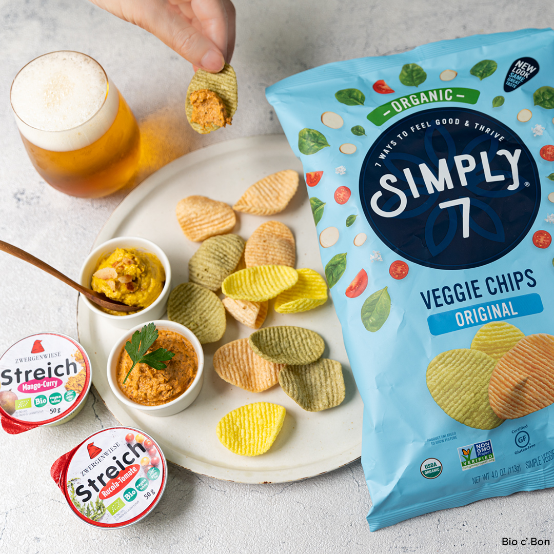 Bio_c_Bon_Japon's tweet photo. 【新登場!野菜のうまみを存分に味わえる #Simply7 の有機ベジチップス❣️】
大反響の #ヴィーガンスプレッド をディップして、おやつやおつまみにいかがでしょう😋💕
オーガニックのじゃがいもやとうもろこしをベースに、ほうれん草、トマトなどを使った3色のチップスがミックスされています🥔🥬🍅✨️ https://t.co/pBbbCl12p1