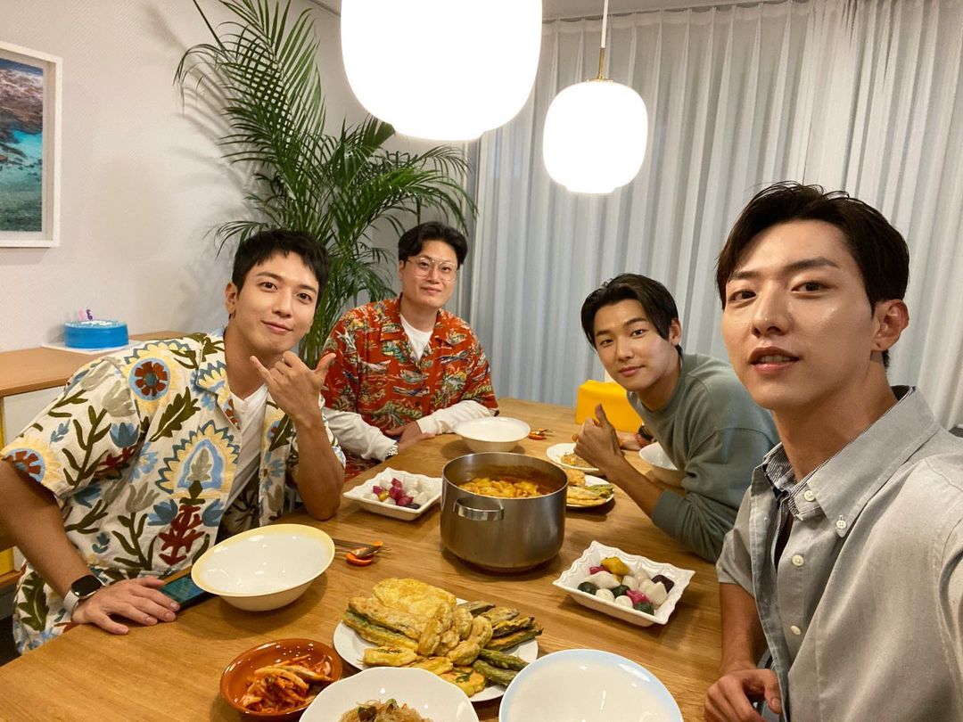 CNBLUECL's tweet photo. 211021 Lee Jungshin Instagram Update
[Eng Trans] @MentalShin 💙Sujebi* #LoveCut https://t.co/UlRMvh2Zgh

* is a Korean soup consisting of dough flakes with various vegetables
#이정신 #LeeJungshin #CNBLUE #씨엔블루 #WANTED #싹둑 #Love_Cut #강민혁 #KangMinhyuk #정용화 #JUNGYONGHWA https://t.co/Rn5HppyGEO