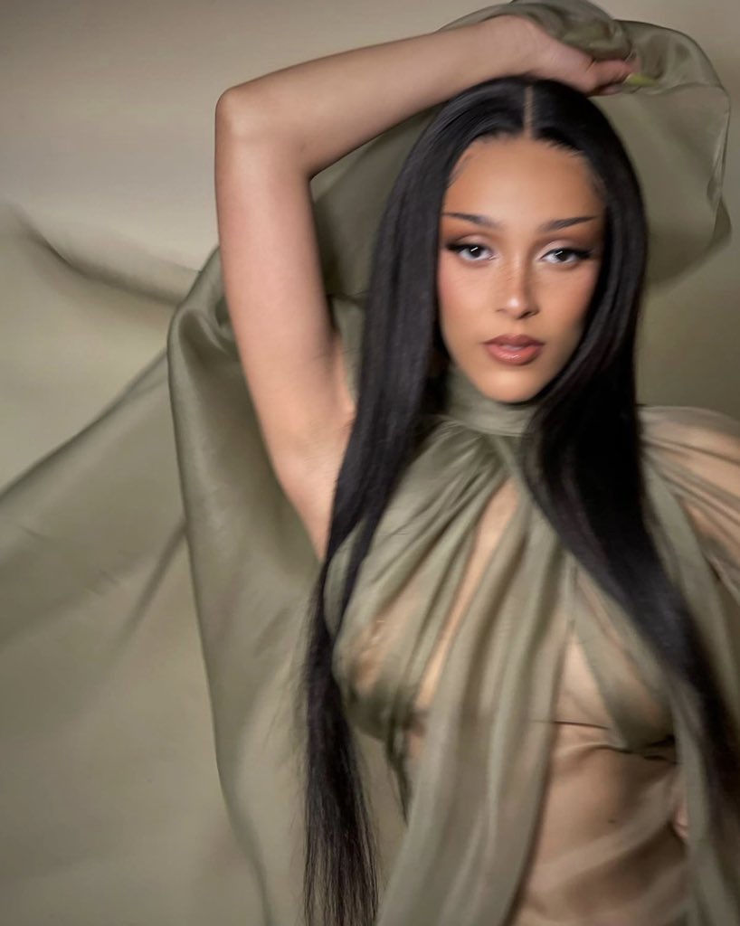 DojaNews's tweet photo. On this day, 26 years ago, a queen was born. Happy Birthday @DojaCat 👑 https://t.co/LVmKPt3Ka5
