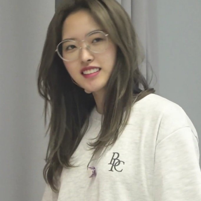 onmymind_2812's tweet photo. barefaced hyeju with specs https://t.co/JOJZu7VB38