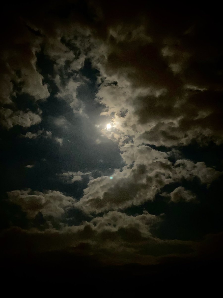 JAErwin8's tweet photo. Lots of moon love this week... #moon #canon #iPhone #photography #night #sky #chasing #darkness #Astrophotography #someothertime https://t.co/5TSiYMAXCr