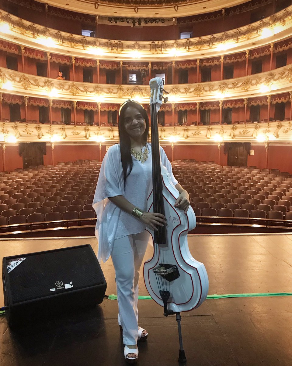 sarlikat's tweet photo. Que siga la Música! #GAD #ConcertMode https://t.co/zrLzdMAOZL