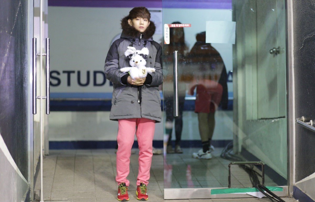 hobiatia's tweet photo. crying over when jimin was alone in futsal for ISAC 'cause the members couldn't come as the venue was very far from the place where they stayed. Jimin was so sad thinking no one would support him but then Taehyung came with yoongi bear so jimin won't be alone :(( https://t.co/TVr8Ev1hD4
