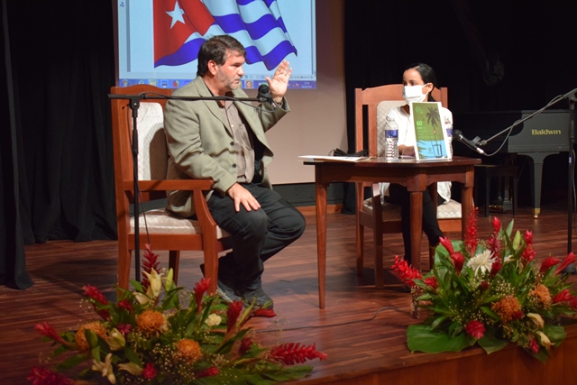 LaJiribilla's tweet photo. La revista digital “A las raíces” del @CubaCNCC, fue presentada en la @BiblioNacCuba. El número, dedicado al 60 aniversario de Palabras a los Intelectuales y a los 120 de la Biblioteca, fue presentado por @OmarValinoCedre, director de la prestigiosa institución cultural #CubaViva https://t.co/I1dMFgOg4X