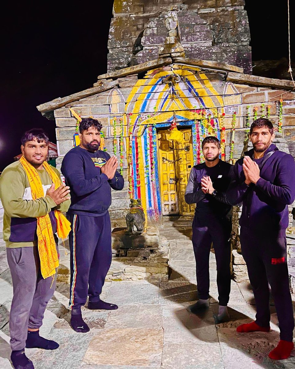 ravidahiya60's tweet photo. सारा जहाँ है जिसकी शरण में
नमन है उस शिव जी के चरण में
हर हर महादेव 🔱🙏

 #Devotion #tungnath  #tungnathmahadev  #Blessed #Mahadev #shivshambhu https://t.co/DY6HLElruo