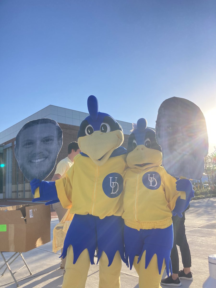BlueHenLindsey's tweet photo. Saw my favorite hens today! https://t.co/taOG8d9o90