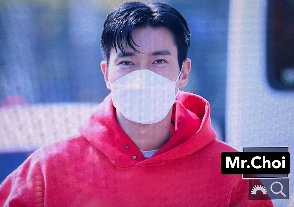 211021 Siwon♥️ 따스한 가을햇살 아래 강렬한 레드 후디맨😆 넘 반가워서 아픈 몸이 낫는 기분ㅠㅠㅠㅠ <a href="/siwonchoi/">Siwon Choi</a> 
#최시원 #siwonchoi #superjunior #술꾼도시여자들