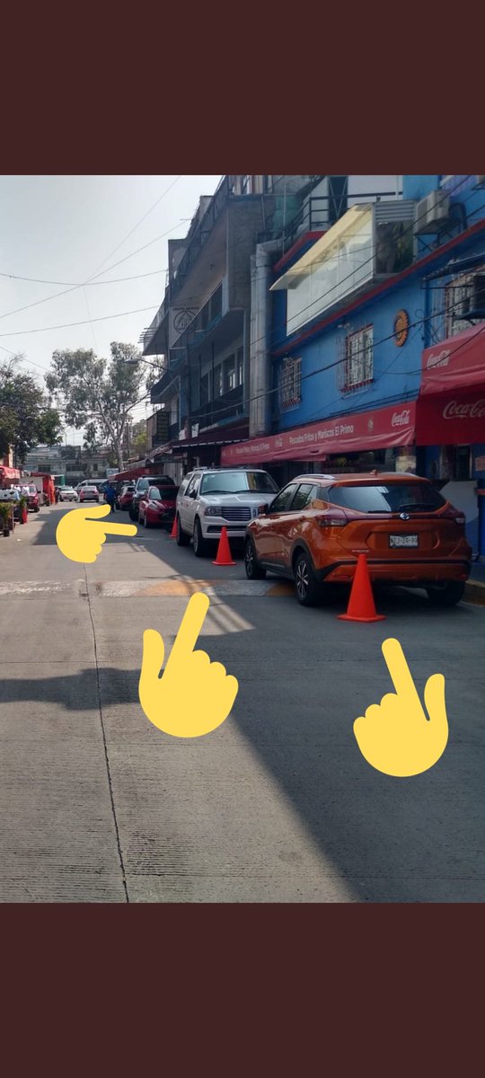 MigpeXeneize's tweet photo. @Transito_Vtlane @aditast89 ¿Y los conos para apartar lugar y los tubos que pusieron dañando el concreto asfáltico y los tambos que estorban el libre tránsito del peatón? ¿A poco no los vieron sus agentes @Transito_Vtlane ? Aqui se los señalo para que regresen mañana por ellos. @Gob_Tlalne https://t.co/eFqbW3Q2zp