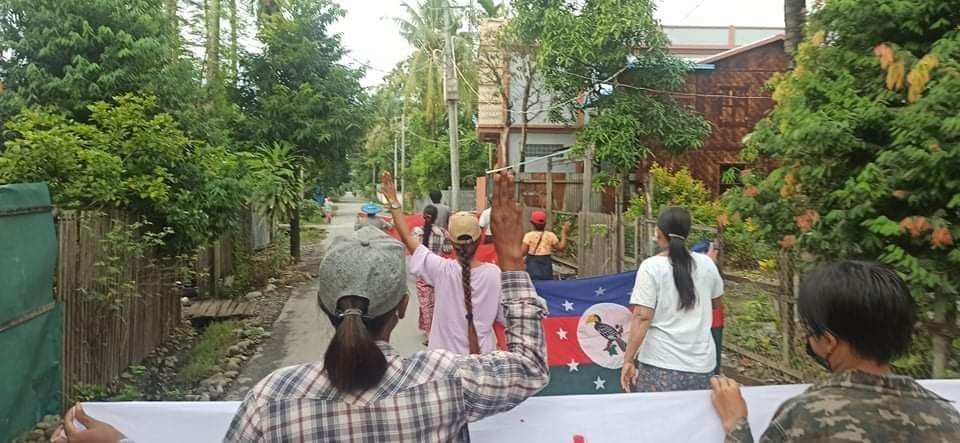 spring21MM's tweet photo. Civilians from #Kalay showed solidarity with the rest of the country in the fight against the Military Dictatorship on the morning of October 21 despite the arrest and terrorists' brutalities.
#Oct21Coup
#WhatsHappeningInMyanmar 
#MilkTeaAlliance https://t.co/mxfePeX8d1