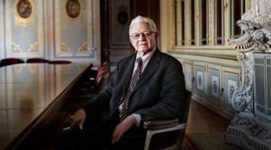 Önce tohum sattılar, bu tohum böcekleri çekti. Böceklerden kurtulmak için “Al şu ilacı sık” dediler, ilaçlı bitkileri yiyen insanlar hasta oldu; Hastalanan insanları iyileştirmek için de “Al şu aşıyı ol” dediler! 
Üstelik tüm bunları yapan hep aynı şirketti.

-Oktay Sinanoğlu