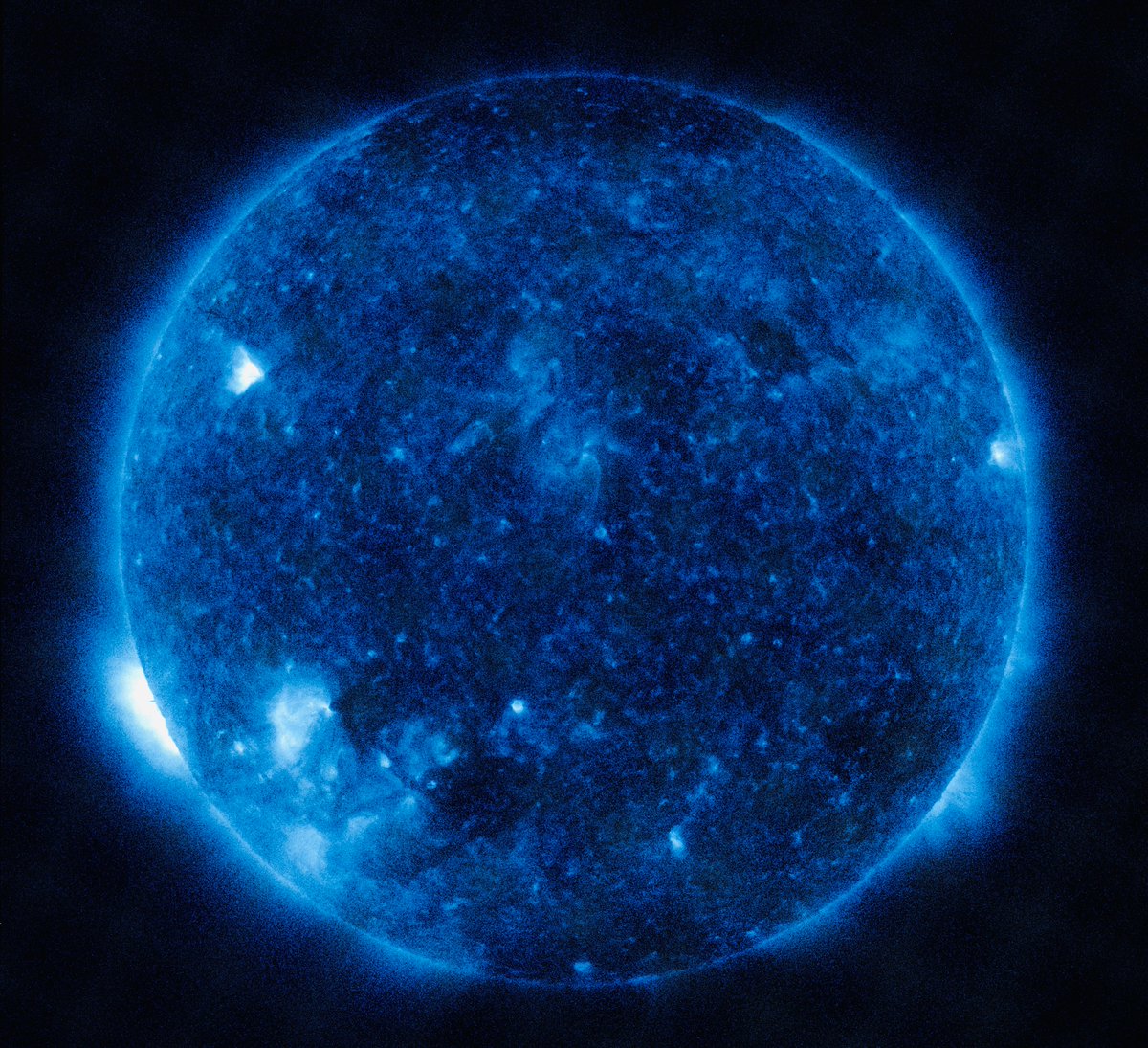 Guten Morgen zusammen - wie immer mit einem Livebild der Sonne via Satellit SDO, heute mal wieder in donnerstagsblauer Wellenlänge.