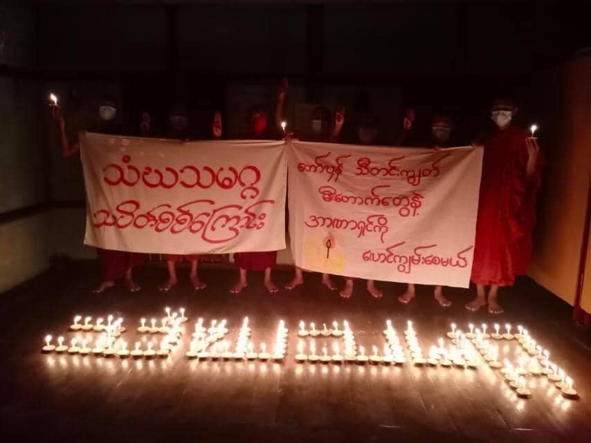 IrrawaddyNews's tweet photo. Buddhist monks of the Mandalay Monk Union joined a candlelight vigil on Wednesday night in a protest against the military dictatorship. (Photo: CJ) #WhatsHappeningInMyanmar https://t.co/aEy9huBPQ5