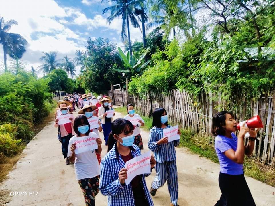 m_krl1's tweet photo. Residents from eastern #Yinmarbin and nothern #Salingyi township in #Sagaing Region marched against military regime ,chanting  “Let’s burn dictators with Thadingyut rebellious flame” on the morning of Oct21, marking as the 255th day of anti-regime strike.
#WhatsHappeningInMyanmar https://t.co/DzRSlU3nWB