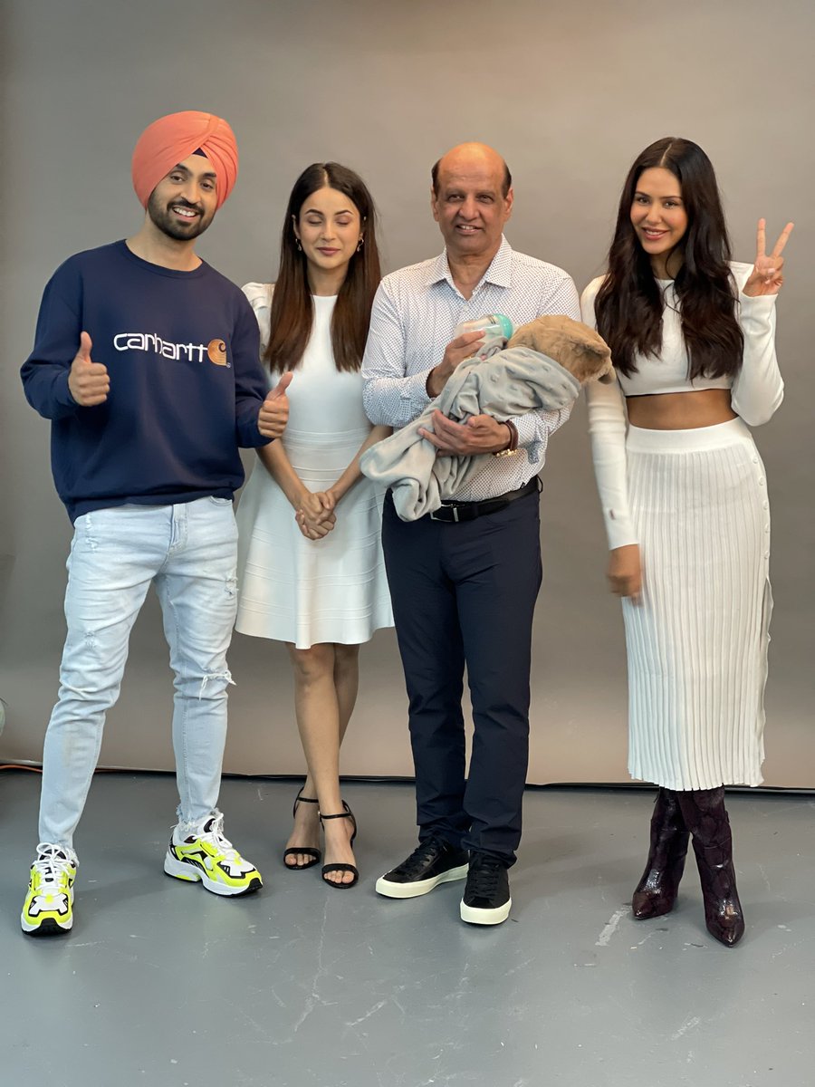 diljitdosanjh's tweet photo. #HonslaRakh Enjoy With Your Family Folks👩🏻‍🍼👨🏻‍🍼🍿🍿

DALJIT THIND SAAB #ThindMotionFilms

@bajwasonam @ishehnaaz_gill #ShindaGrewal https://t.co/JgpjpCXDXi