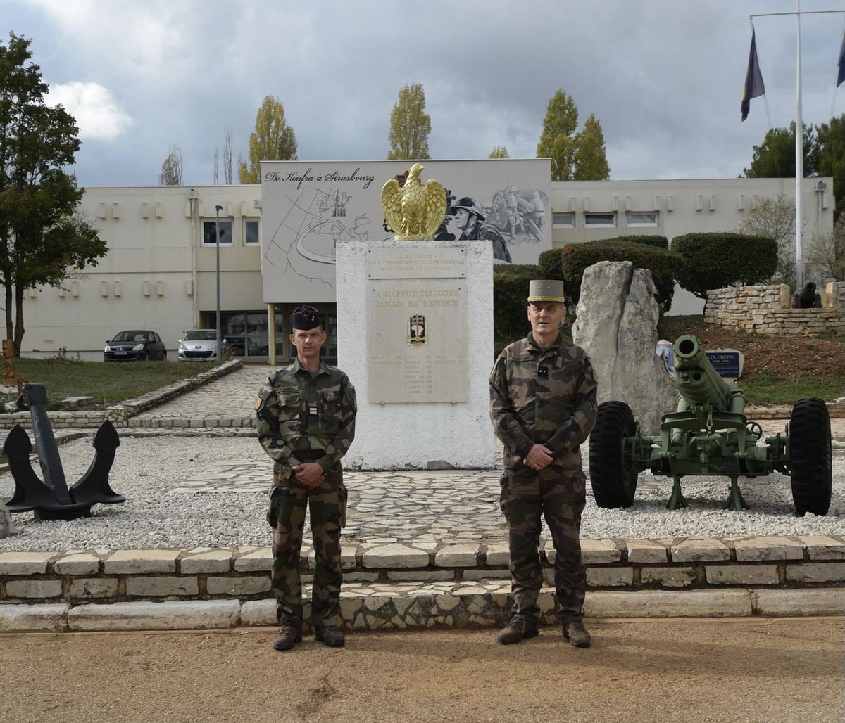 CDC3RAMa's tweet photo. Le #3RAMa a accueilli son chef, le général Ozanne @COM6BLB pour une visite de commandement. Rencontre avec les bigors, présentation des #CapaOps et lancement officiel du groupement artillerie régimentaire par des tirs CAESAR. #ÊtrePrêt https://t.co/Le8SfVOqJo