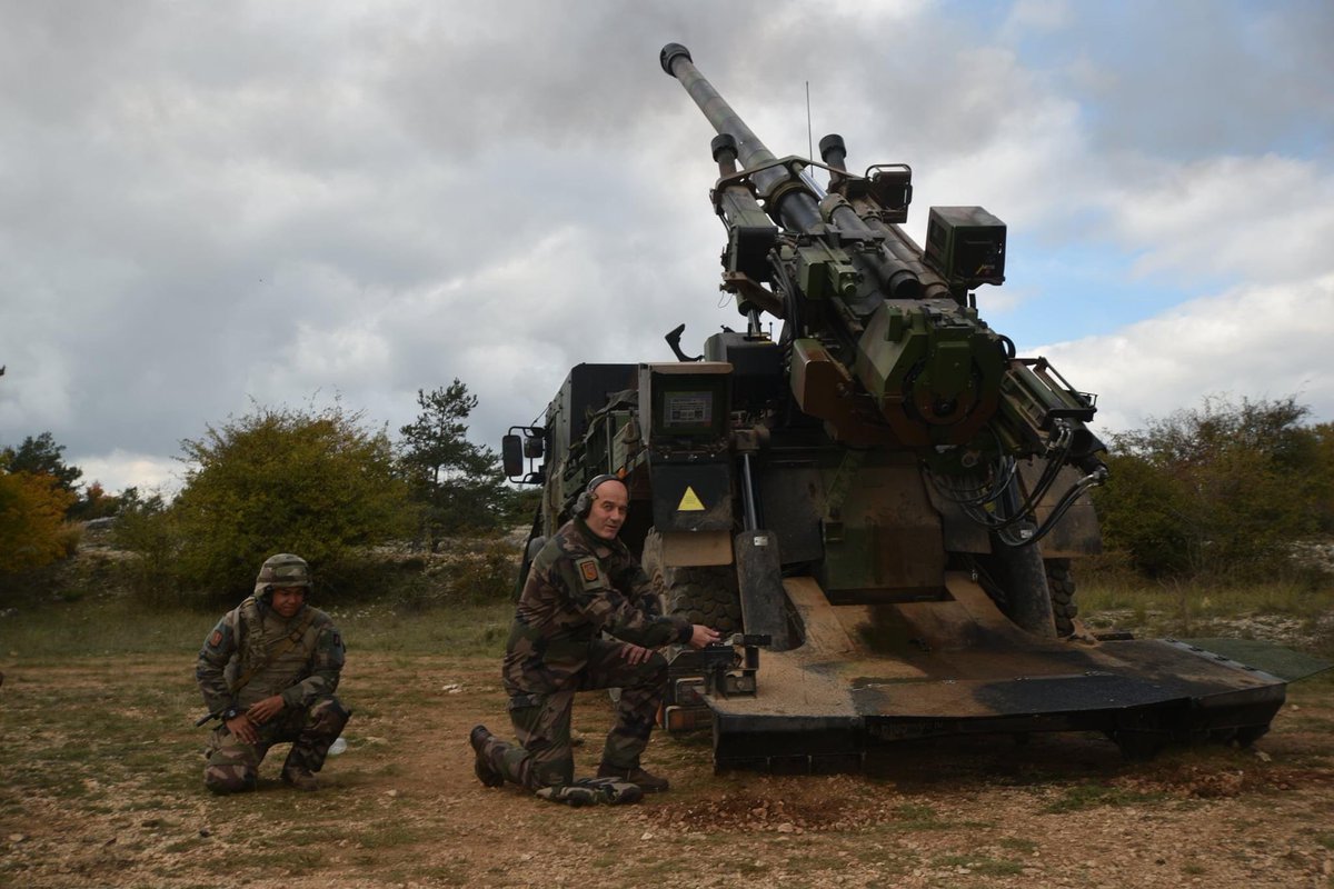 CDC3RAMa's tweet photo. Le #3RAMa a accueilli son chef, le général Ozanne @COM6BLB pour une visite de commandement. Rencontre avec les bigors, présentation des #CapaOps et lancement officiel du groupement artillerie régimentaire par des tirs CAESAR. #ÊtrePrêt https://t.co/Le8SfVOqJo