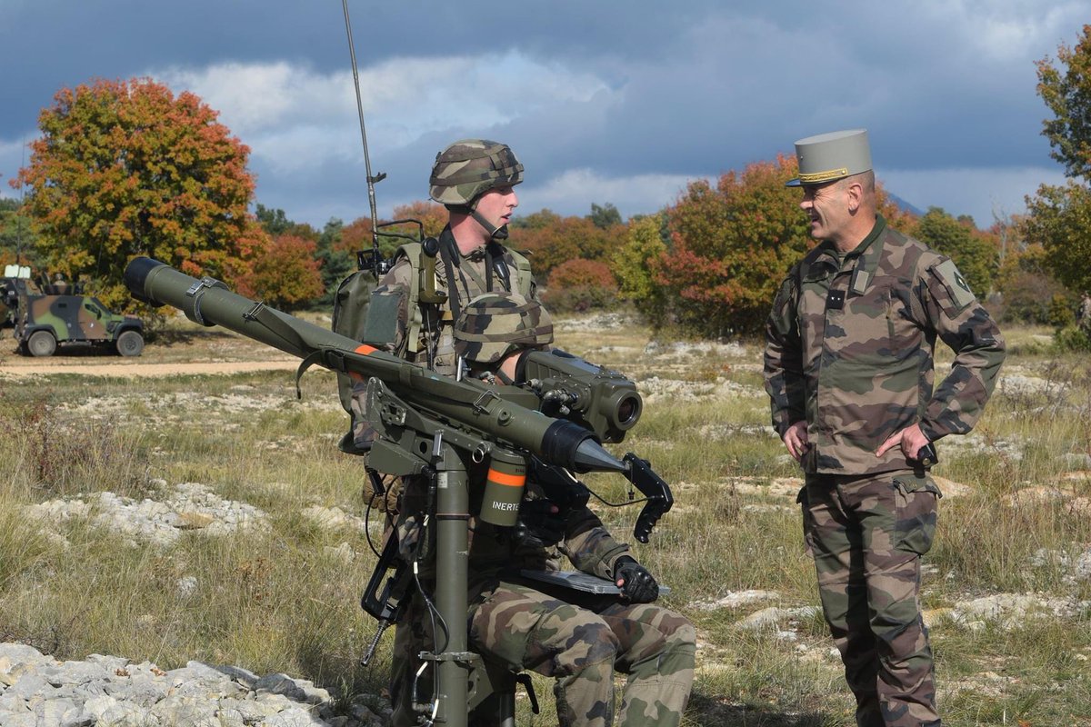 CDC3RAMa's tweet photo. Le #3RAMa a accueilli son chef, le général Ozanne @COM6BLB pour une visite de commandement. Rencontre avec les bigors, présentation des #CapaOps et lancement officiel du groupement artillerie régimentaire par des tirs CAESAR. #ÊtrePrêt https://t.co/Le8SfVOqJo