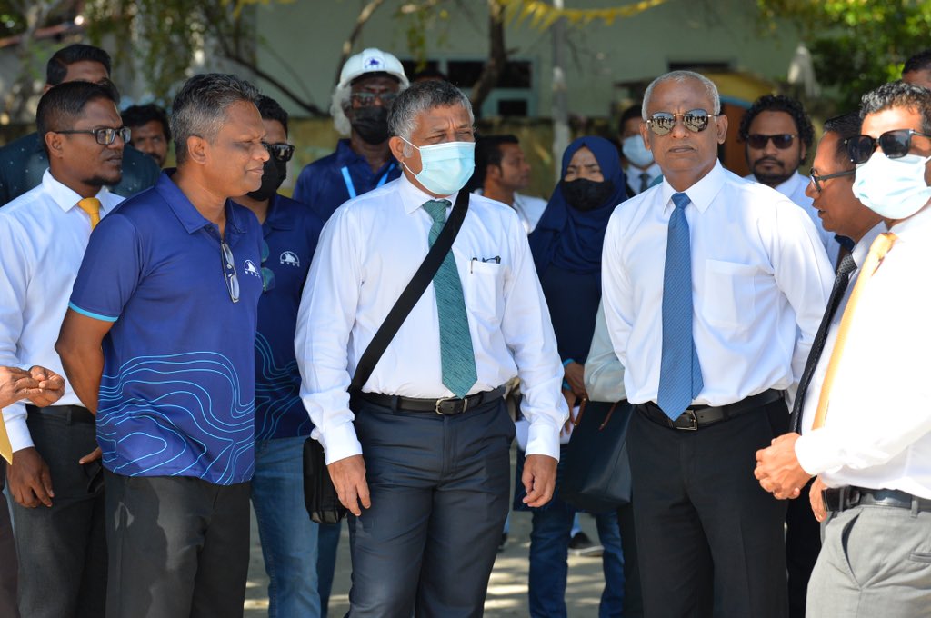 Javiyani_MV's tweet photo. ރައީސް އއ. އަތޮޅުގެ ބައެއް ރަށްތަކަށް:

އއ. އުކުޅަހު ބަނދަރު ތަރައްޤީކުރުމުގެ މަސައްކަތް ކުރިއަށްދާގޮތް ރައީސް އިބްރާހިމް މުހައްމަދު ސޯލިހް ބައްލަވާލެއްވުން

#JazeeraLIVE https://t.co/KVugJfTUYJ