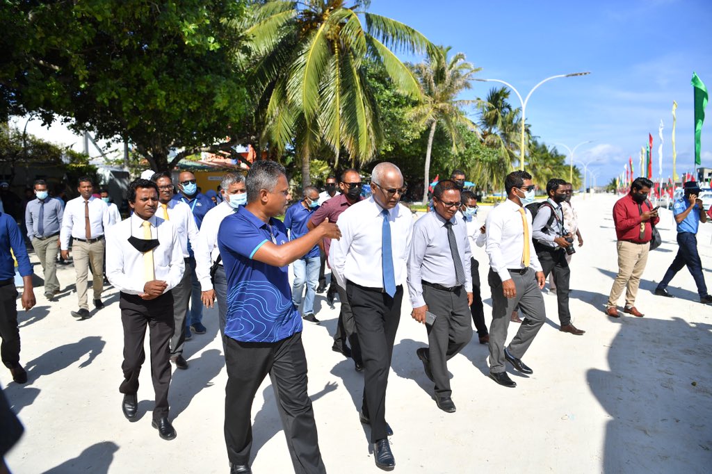 Javiyani_MV's tweet photo. ރައީސް އއ. އަތޮޅުގެ ބައެއް ރަށްތަކަށް:

އއ. އުކުޅަހު ބަނދަރު ތަރައްޤީކުރުމުގެ މަސައްކަތް ކުރިއަށްދާގޮތް ރައީސް އިބްރާހިމް މުހައްމަދު ސޯލިހް ބައްލަވާލެއްވުން

#JazeeraLIVE https://t.co/KVugJfTUYJ