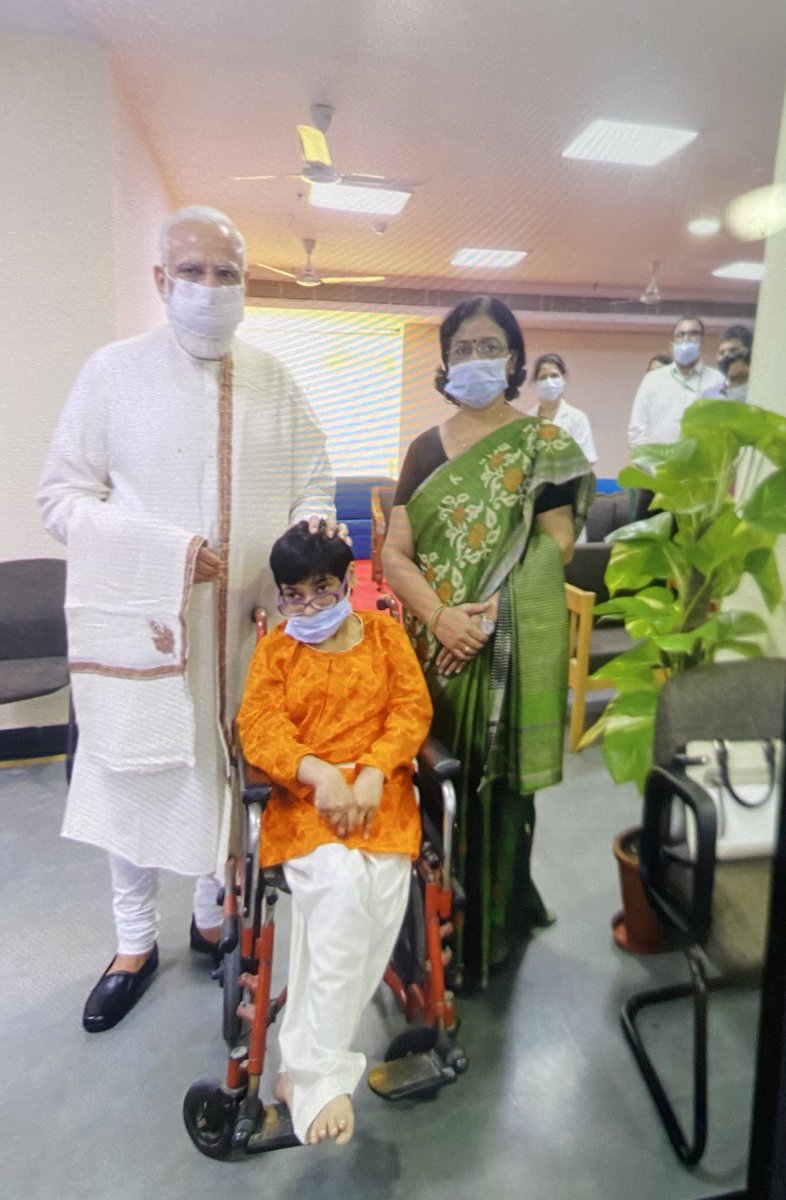 payalmehta100's tweet photo. PM @narendramodi interacts with a special beneficiary at RML Hospital who also sang “Aye Mere Watan” for him too #VaccineCentury https://t.co/xzEg2qcVTj