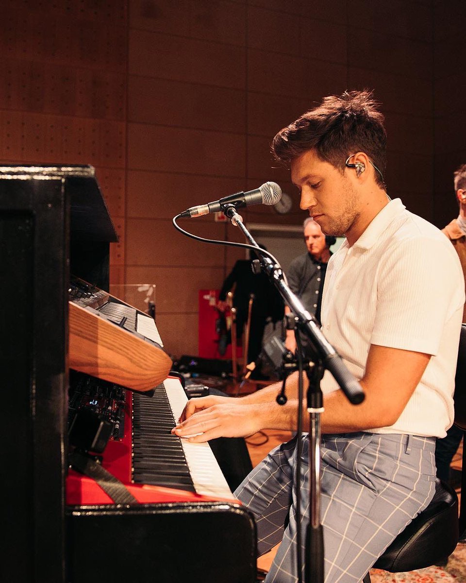 HBWASTED's tweet photo. Niall is there going to be a nh3 song with the piano? https://t.co/WpmY5VBX99