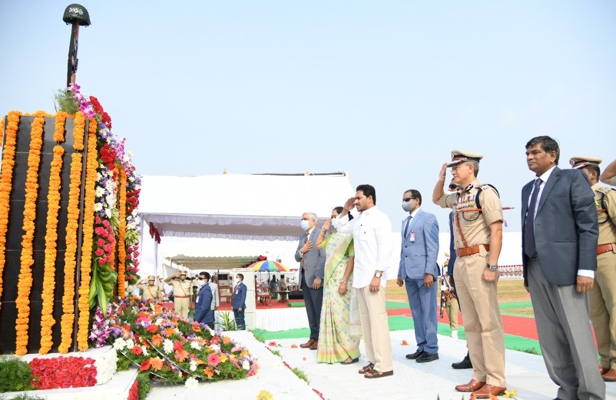 ulaladivya's tweet photo. సమాజంలో శాంతి భద్రతల పరిరక్షణ కోసం, విధి నిర్వహణలో తమ ప్రాణాలు అర్పించిన పోలీసు అమరవీరుల త్యాగాలను స్మరించుకుంటూ, పోలీసు అమరవీరుల సంస్మరణ దినోత్సవం సందర్భంగా.. వారికి ఇవే మా ఘన నివాళులు.
#PoliceCommemorationDay https://t.co/7aTEMoJlen