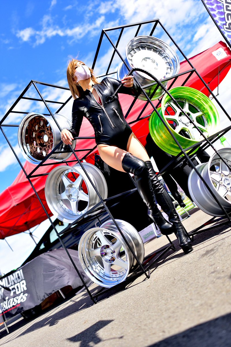BarramundiD's tweet photo. BMDの広報営業がイベントでは女王様に。
鞭で叩かれたい人はブースにお立ち寄りください。🤔
#barramundi #barramundidesign
#女王様 #StanceNation #Stancenation2021Aichi
#国産鍛造ホイール #スタンスネーション https://t.co/3pLTlS3Nl6