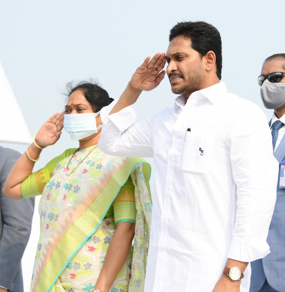 ulaladivya's tweet photo. సమాజంలో శాంతి భద్రతల పరిరక్షణ కోసం, విధి నిర్వహణలో తమ ప్రాణాలు అర్పించిన పోలీసు అమరవీరుల త్యాగాలను స్మరించుకుంటూ, పోలీసు అమరవీరుల సంస్మరణ దినోత్సవం సందర్భంగా.. వారికి ఇవే మా ఘన నివాళులు.
#PoliceCommemorationDay https://t.co/7aTEMoJlen