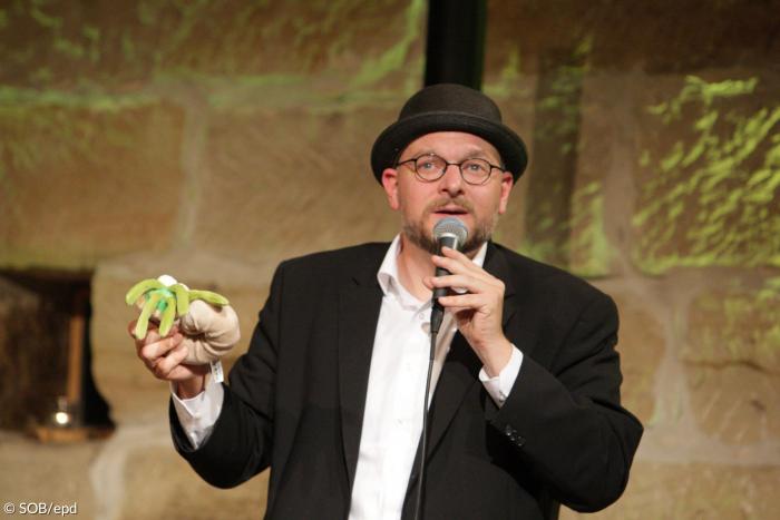 Etzadla! So lautet die #Losung vom <a href="/kirchentag_de/">Dt. Ev. Kirchentag</a>, zumindest wenn es nach Kabarettist und Pfarrer Hannes Schott(<a href="/schottmitgott/">Hannes Schott</a>) geht. Wir haben mit ihm über seine Übersetzung ins Fränkische gesprochen. sonntagsblatt.de/artikel/hannes…