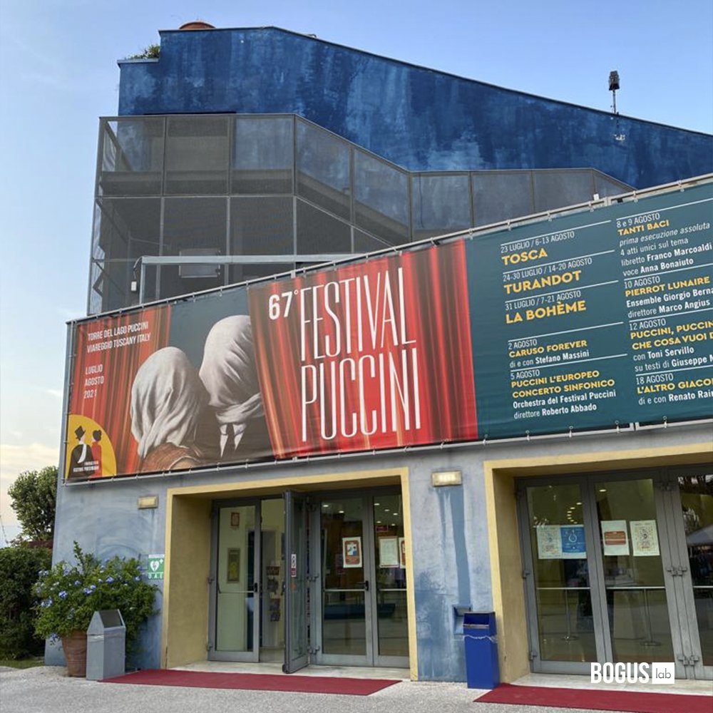 Quest'estate abbiamo avuto l'onore di essere partner ufficiali del magnifico Festival Puccini.
Per più di un mese abbiamo raccontato giorno dopo giorno tutto ciò che accade dietro e di fronte al sipario di uno dei più grandi eventi musicali nel panorama internazionale.