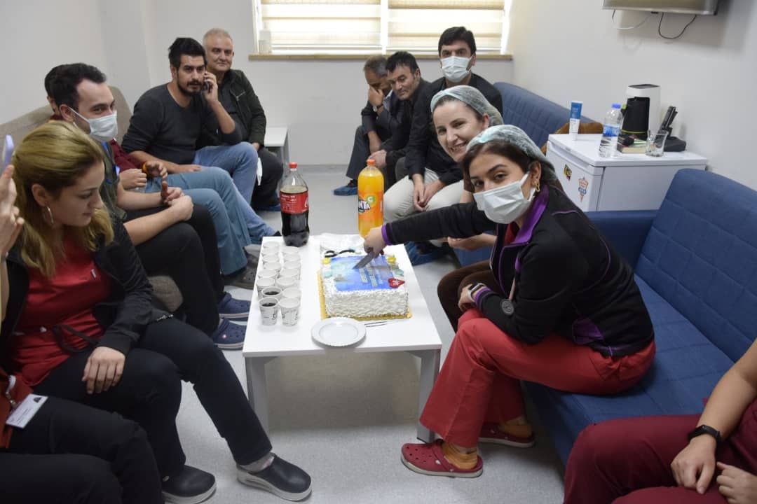 BayburtDH's tweet photo. Dünya Anestezi Günü sebebiyle hastanemizde görev yapmakta olan anestezi uzmanlarımızın, tekniker ve teknisyenlerinin bu anlamlı gününü kutlar, görevlerinde başarılar dileriz. https://t.co/CroIpf5F5b