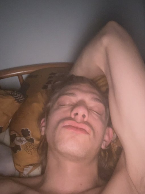 Insomnia &amp; sleeping naked make for a horny early morning 😴🍆 https://t.co/DjyE5Qv7Sh