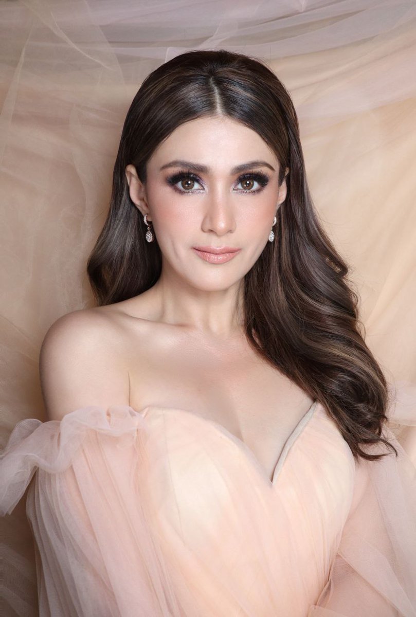 abtkurniawanph's tweet photo. #carlaabellana #makeup by #albertkurniawan #makeupbyalbertkurniawan https://t.co/rwVXIxe9Fm
