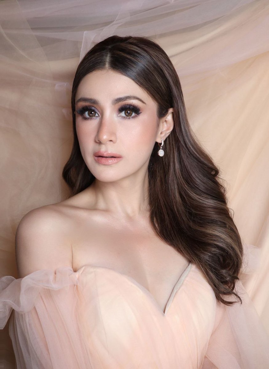 abtkurniawanph's tweet photo. #carlaabellana #makeup by #albertkurniawan #makeupbyalbertkurniawan https://t.co/Z1QagBHC62