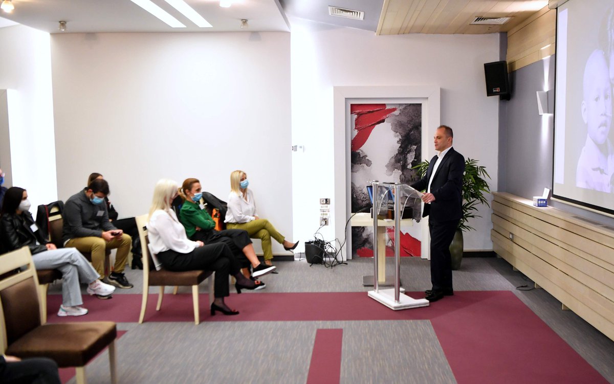 Денеска учествував на регионалната конференција во организација на НВО Сано каде беа споделени практики и искуства за лекување и третман на децата со малигни заболувања и за предизвици со кои се соочуваат во време на пандемијата со Ковид-19. 🙌 facebook.com/18192033817200…