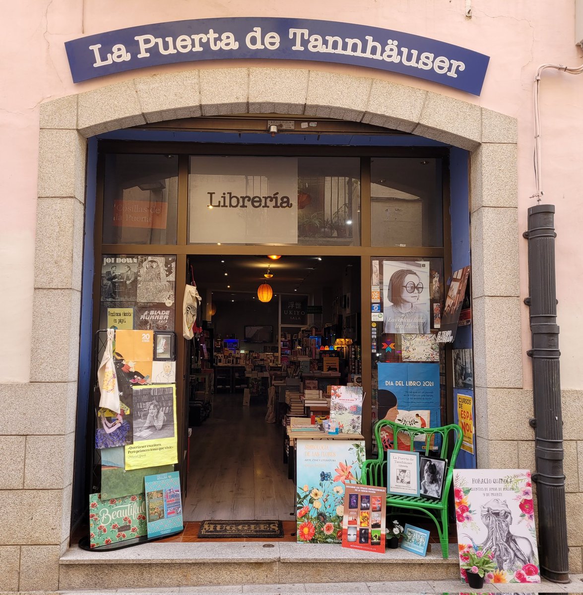 LibreriaPuertaT's tweet photo. ¡Hoy La Puerta de Tannhäuser cumple 10 años! Gracias por el apoyo y el cariño. A lo largo de estos años hemos conocido a un montón de replicantes en la libreria y las redes. Nuestra biblioteca de casa se ha ampliado muchísimo, creo que son los libros los que mandan. 🥳 https://t.co/J5GkqTyqwI
