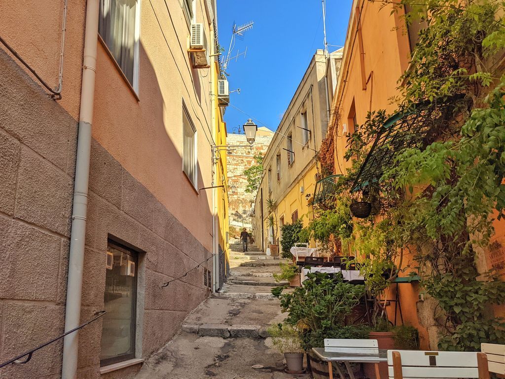 cagliariturismo's tweet photo. 📷 Il vico I Santa Margherita si affaccia sull'omonima via e rappresenta un suggestivo scorcio della città, spesso fotografato dai passanti: le scalette collegano il quartiere di #Stampace con quello di #Castello e regalano un'affascinante veduta delle vecchie fortificazioni. https://t.co/89vQ0VXOub