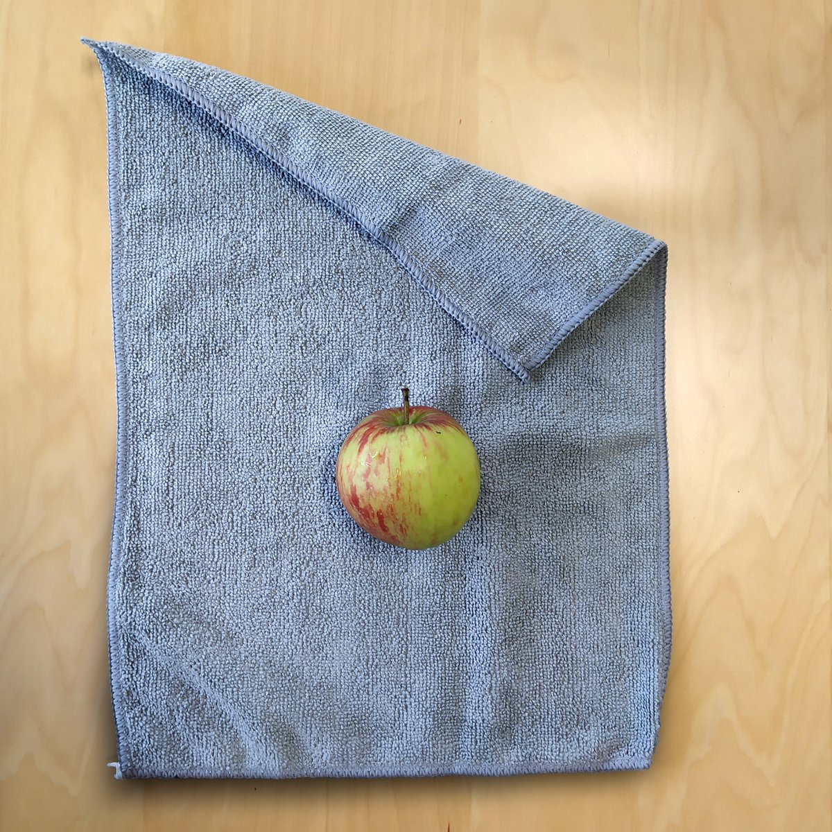 lysadis's tweet photo. Avec ça, pour moins d'1.50€ vous pouvez
➡️nettoyer un écran
➡️faire les poussières dans la maison et la voiture
➡️et vous aurez même un snack healthy n' fit pour la pause de 10:00.
#AppleEvent https://t.co/BdjgE1JPyT