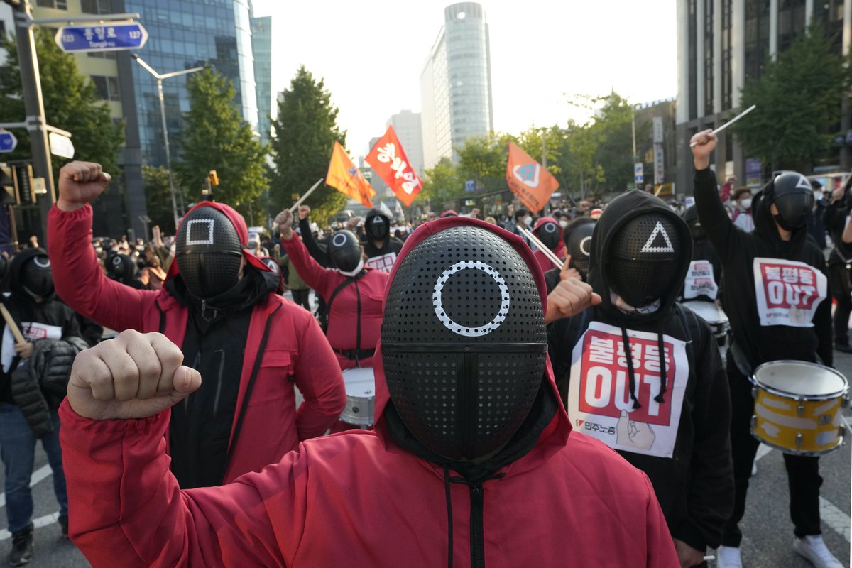 AtlasMovement's tweet photo. This is how union workers protest in Seoul 🇰🇷 demanding better workers' rights. 

What's your takeaway from #SquidGame? ⏺🔼⏹

Ours 👉 We need more than #Equality 
We need ✅#Equity
And it's ‼️ URGENT to build a #Equitable world 🌎

#Equitism
📷 @Quicktake https://t.co/zQNvALhwAB