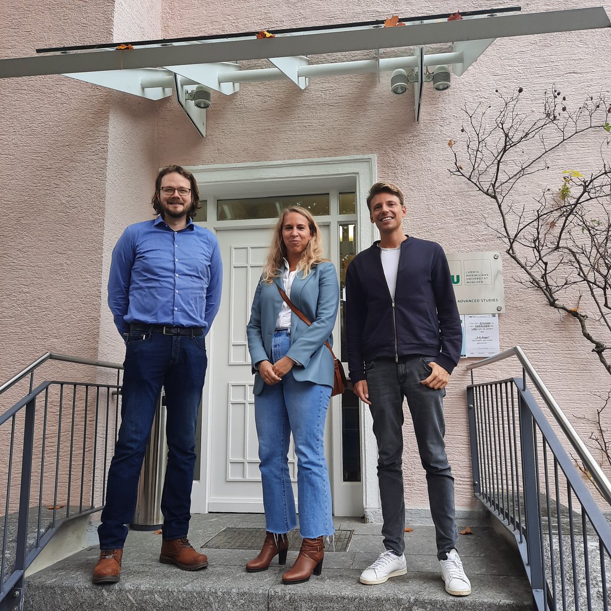 cas_lmu's tweet photo. Das CAS begrüßt seine neuen #CASResearcher in Residence für das Wintersemester: Gero Guttzeit (Anglistik und Amerikanistik), Nikolas Koch (DaF), Bettina Stepanek (Recht) und Yves Steinebach (Politikwissenschaften).
@LMU_Muenchen 
@GSI_Muenchen https://t.co/EGdJadqEb1