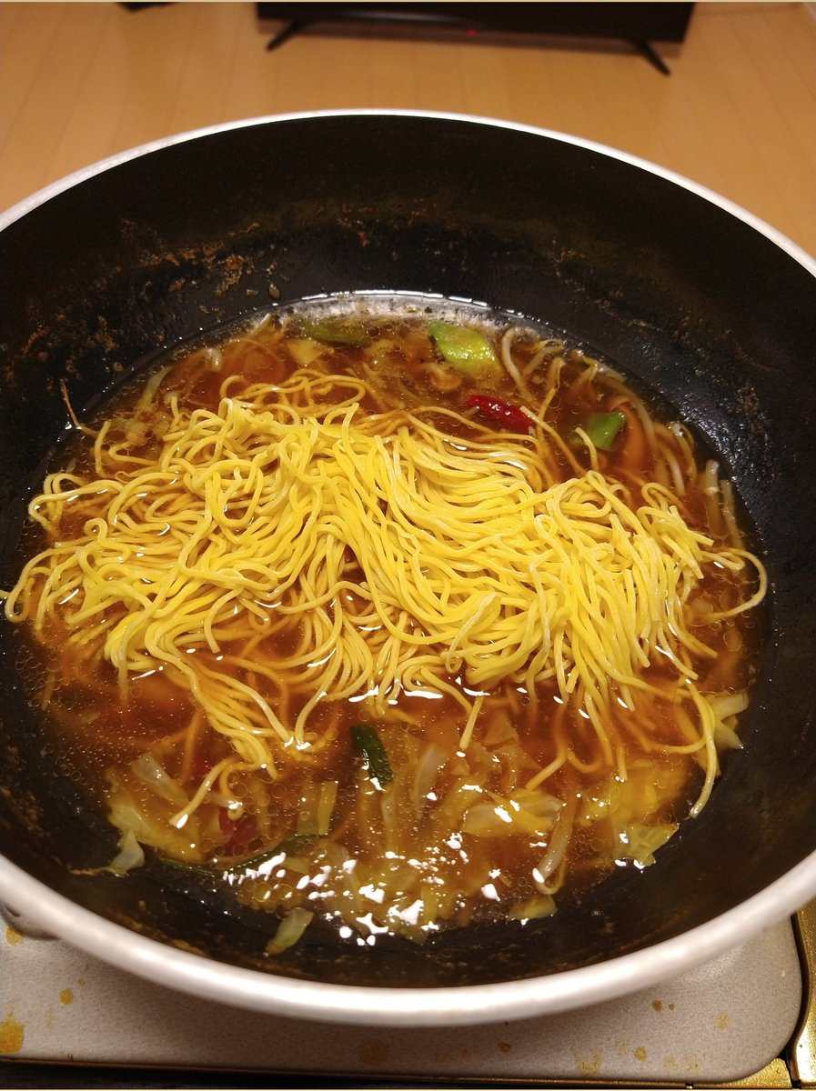 そして あらかた具を食べ終わった鍋にラーメンをドーンだyo T トクロンティヌスのイラスト そして あらかた具を食べ終わった鍋にラーメンをドーンだyo T トクロンティヌスのイラスト