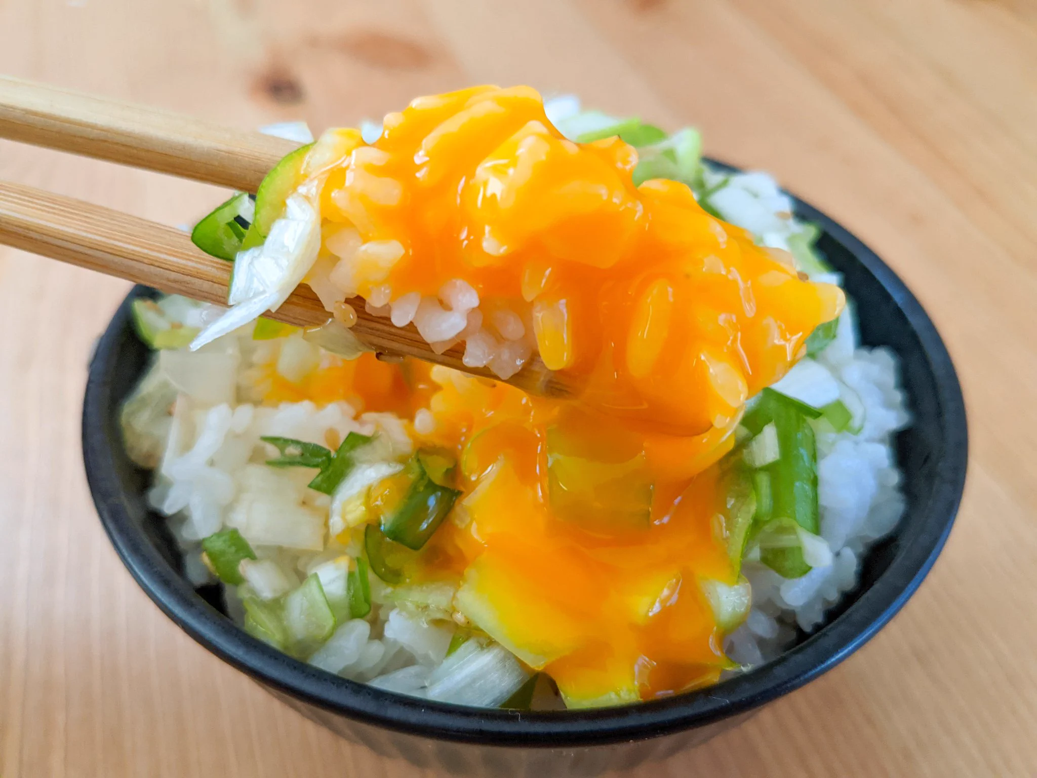 ご飯があっという間に無くなっちゃう？！白ネギを使った「卵かけご飯」レシピ！