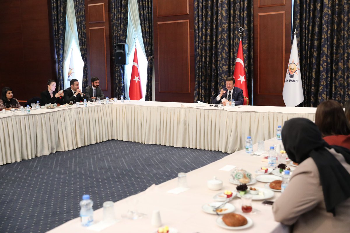 21 Ekim Dünya Gazeteciler Günü vesilesiyle partimizi takip eden basın mensubu arkadaşlarımızla bir araya geldik. 

Her türlü zorlukta görevini başarıyla ifa eden basın mensuplarının gazeteciler gününü kutlar, görevlerinde kolaylıklar ve başarılar dilerim.