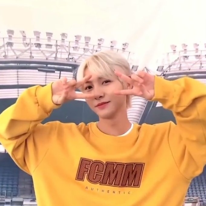 renjun in yellow 💛