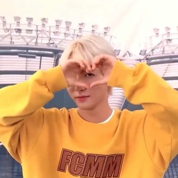 hrjfolder's tweet photo. renjun in yellow 💛 https://t.co/vrs7pOV9YZ