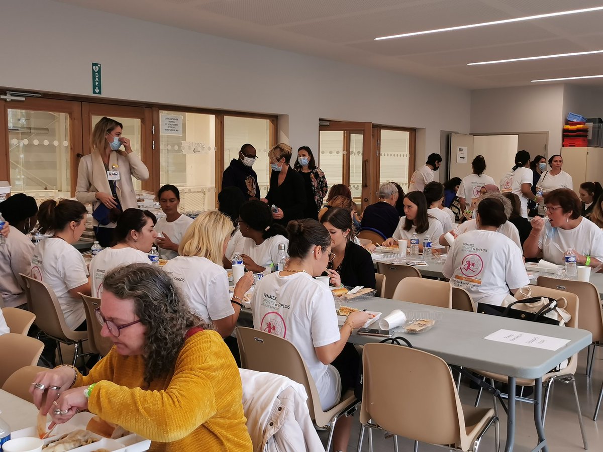 Après l’effort, le réconfort, c’est l’heure maintenant pour les femmes et entreprises de partager un bon repas avant les jobs dating.

Bon appétit ! 🍽️ 😊