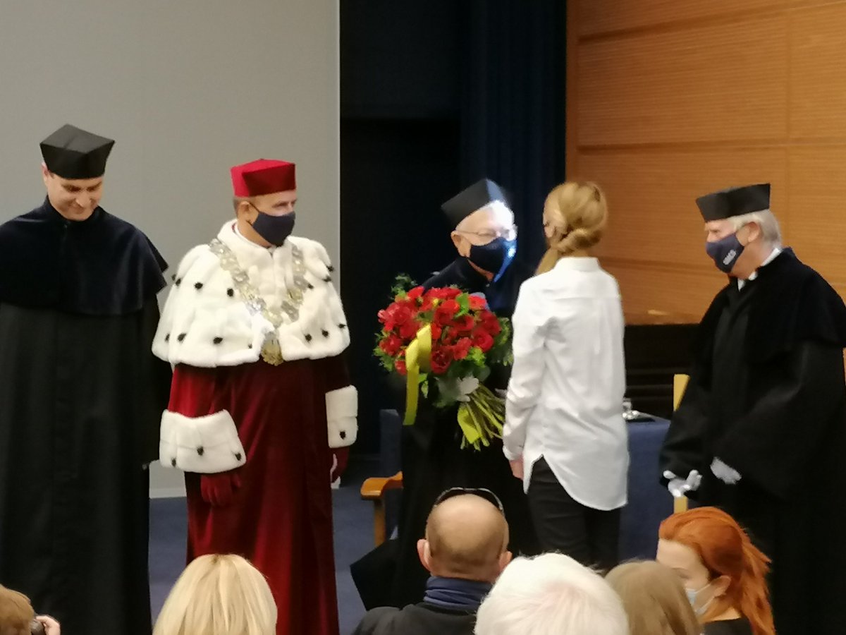 r_naskrecki's tweet photo. Profesor Jurij Oganessian doktorem honoris causa UMCS. Ten wybitny fizyk, odkrywca kilku pierwiastków, w tym 118 nazwanego jego imieniem -  oganeson - dołączył do grupy wybitnych fizyków, doktorów hc UMCS, m. in. Fryderyka Joliot-Curie, Ireny Joliot-Curie oraz Pierra Joliot. https://t.co/jBLpZ2e5Xs