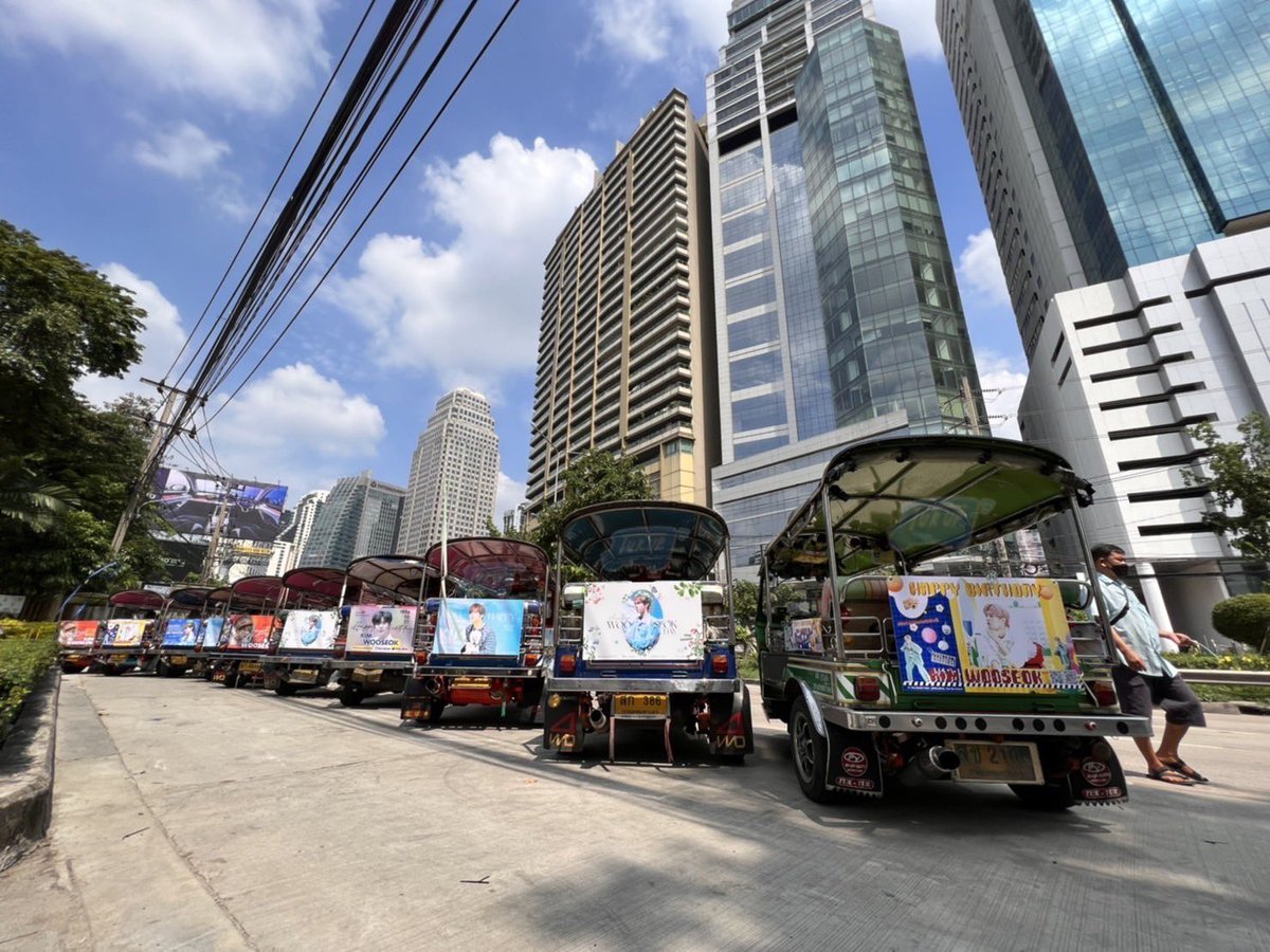 KWS_BDproject21's tweet photo. 🛺𝐊𝐈𝐌 𝐖𝐎𝐎𝐒𝐄𝐎𝐊’𝐬 𝐓𝐮𝐤𝐓𝐮𝐤 𝐏𝐫𝐨𝐣𝐞𝐜𝐭 𝐛𝐲🇹🇭𝐍𝐈𝐀 𝐓𝐡𝐚𝐢𝐥𝐚𝐧𝐝🛺

รถตุ๊กตุ๊กคิมอูซอกทั้ง 10 คัน ออกเดินทางแล้วนะคะ

📆21ต.ค.~5พ.ย.

🛺สยาม
🛺สุขุมวิท

จองคิวรถ: ไลน์@tuk.up

ไปหาตุ๊กตุ๊ก@KWS_official_ ถ่ายรูปสวยๆ อย่าลืมแท็ก👇

#26thAutumnWithKWS #KIMWOOSEOK https://t.co/zXI1sSDTqH
